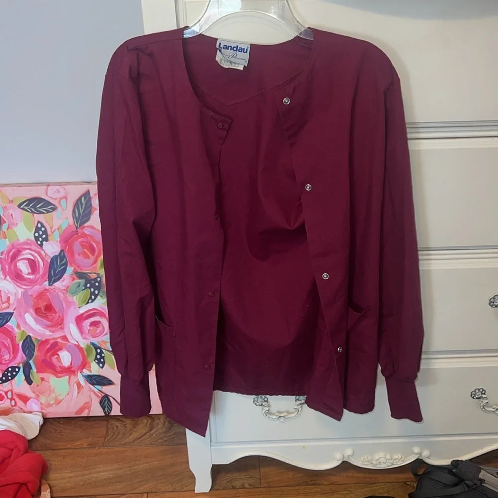 Burgundy scrub jacket! - Picture 2 of 9